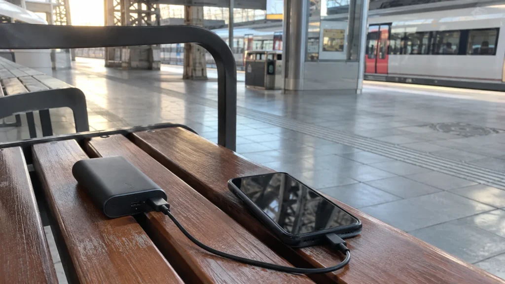 Téléphone relié à une batterie externe